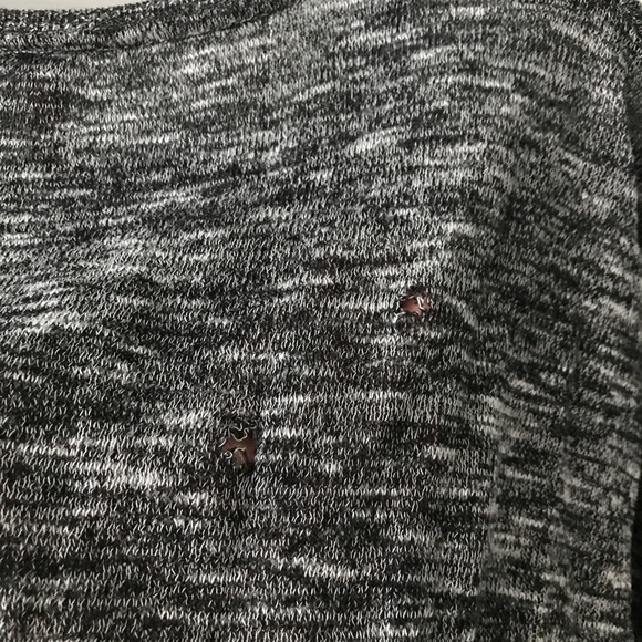 H&M thin sweater great for layering with two small tears on back - Picture 6 of 7